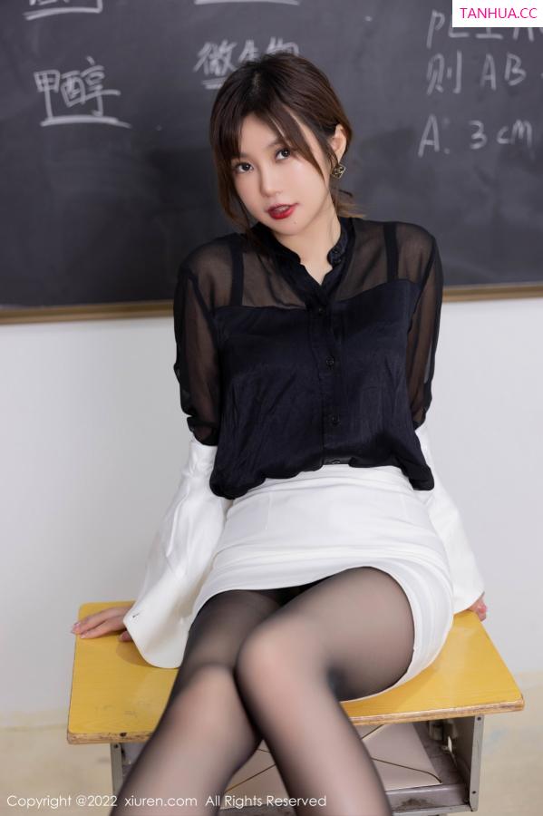 綺裡嘉 绮里嘉 [XiuRen]高清写真图 2022.12.16 No.6008 绮里嘉ula 制服短裙第19张图片